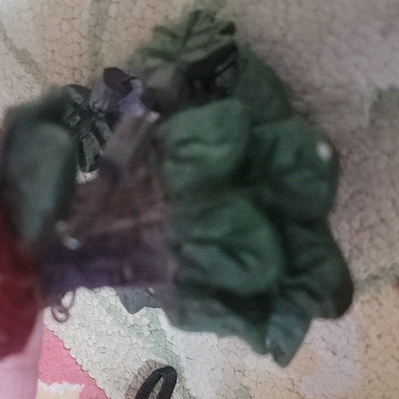 Strawberry shelf sitter 4" tall x 3 inches - Picture 4 of 11